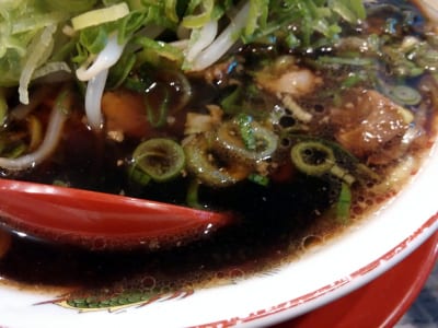 新福菜館のラーメンの黒いスープ