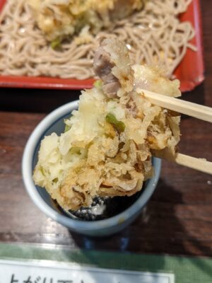 肉天もりそばの肉天には大きめの豚肉が入ってた