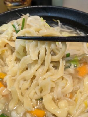 タンメンの麺は、ちぢれ平打ち麺